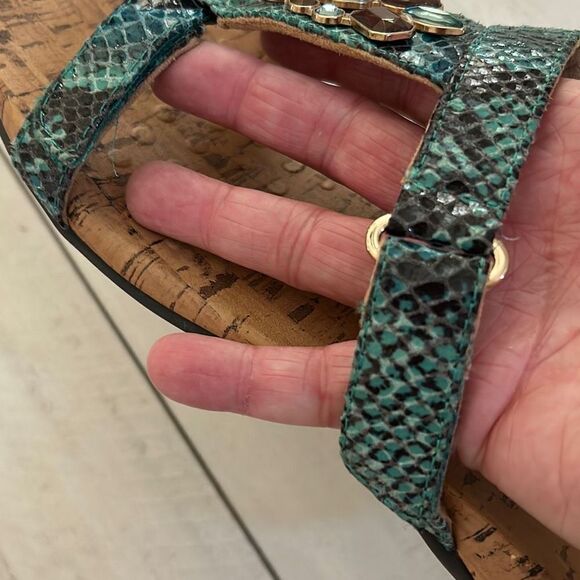 VIONIC Green Embellished Sandals - Picture 6 of 8